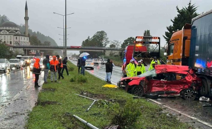 Rize’de feci kaza: Otomobil tırın dorsesine çarptı, 3 kişi hayatını kaybetti