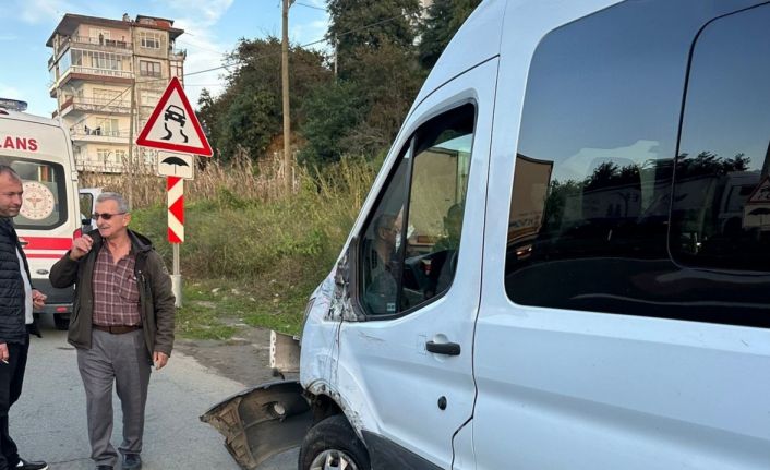 Rize’de okul servisi ile kamyonet çarpıştı