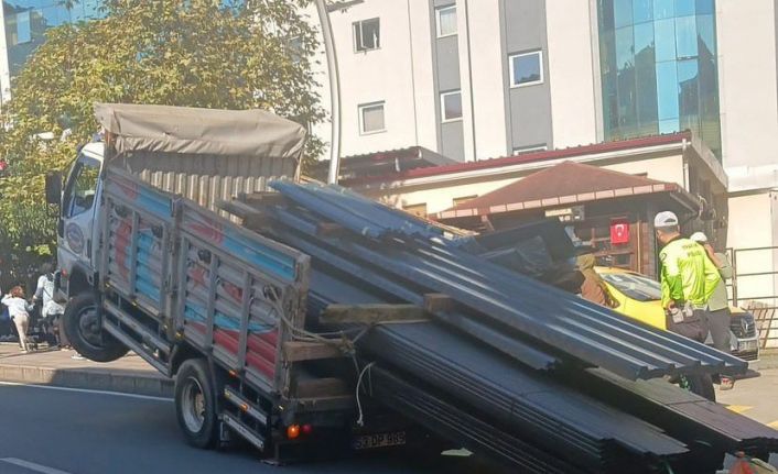 Rize’de seyir halindeki kamyon şaha kalktı