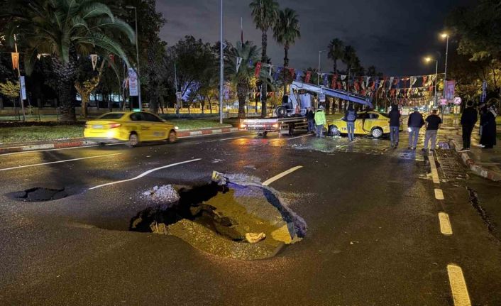 Sağanak yağış nedeniyle Vatan Caddesi’nde yol çöktü