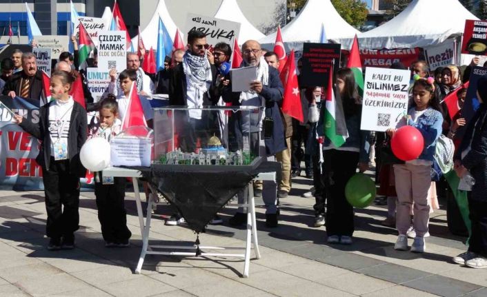 Sağlık çalışanları Gazze için 100. haftada sessiz yürüyüşlerini sürdürdü