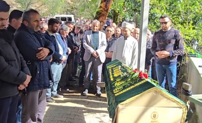 Sahnede kalp krizi geçiren Giresunlu sanatçı son yolculuğuna uğurlandı