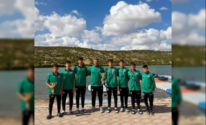 Sakarya Büyükşehir sporcuları Eskişehir’de ikincilik kupasını kaldırdı