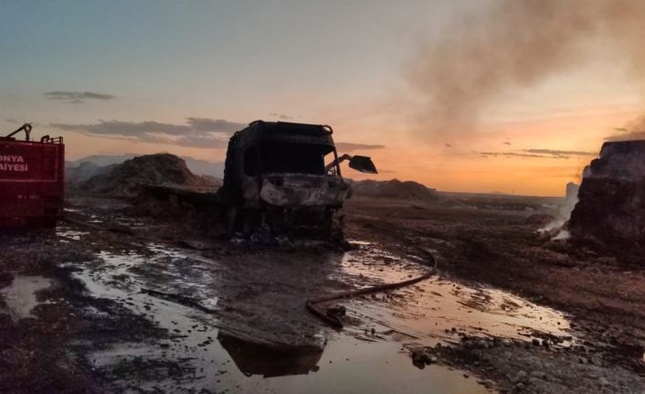 Saman balyası yüklü tır yandı, 25 ton balya kül oldu