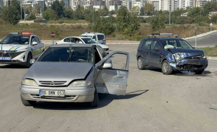 Samsun’da 2 otomobil çarpıştı: 2 yaralı