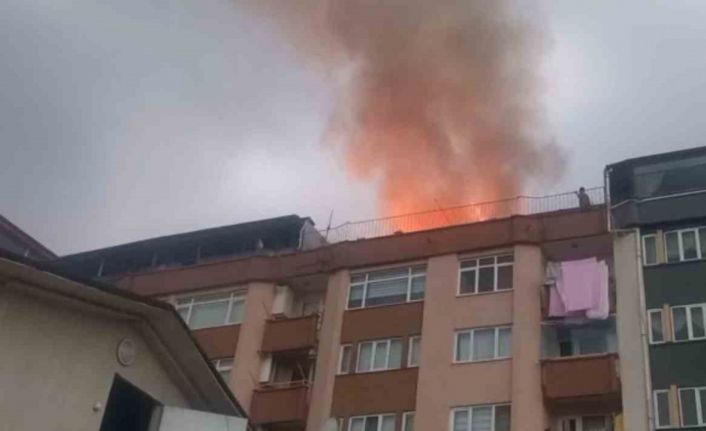 Samsun’da 9 katlı binanın çatı katında yangın
