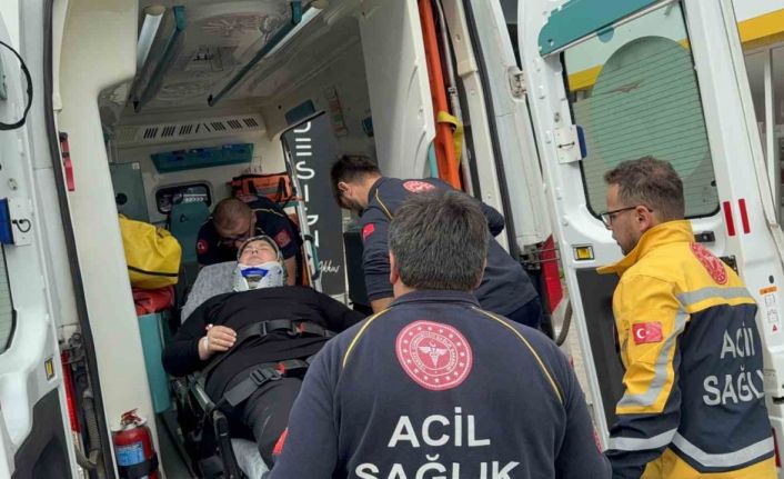 Samsun’da dolmuş minibüs kaldırıma çarptı: 2 yaralı