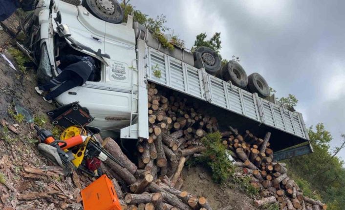 Samsun’da odun yüklü kamyon şarampole devrildi: 1 ölü