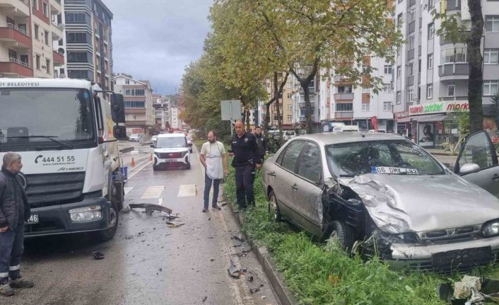 Samsun’da otomobil çöp kamyonuna çarptı: 1 yaralı