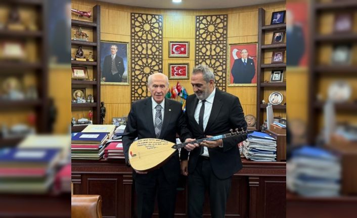 Sanatçı Yavuz Bingöl, MHP Lideri Bahçeli’ye bağlama hediye etti