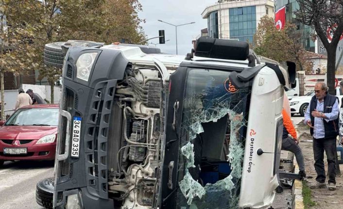Sancaktepe’de beton mikseri devrildi: 1 yaralı