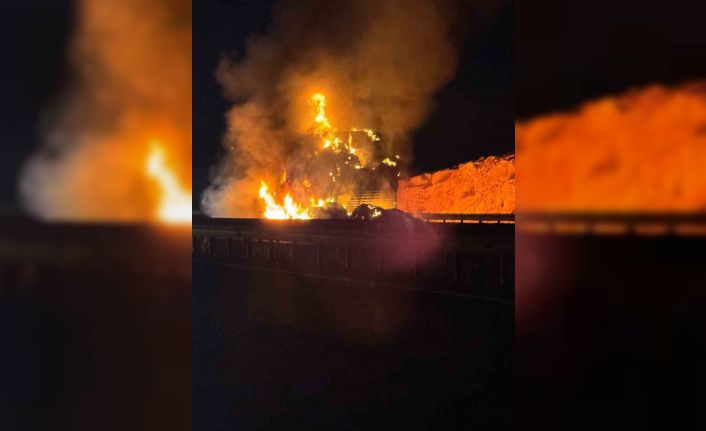 Şanlıurfa’da saman yüklü tır alev alev yandı