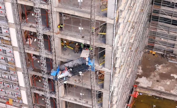 Şantiyede yük asansörünün halatı koptu: 2 yaralı