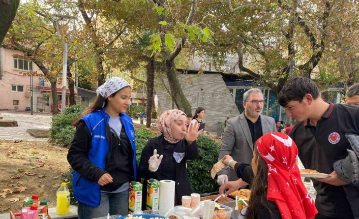 Saraylar Anadolu İmam Hatip Lisesi’nden Gazze’ye destek yürüyüşü