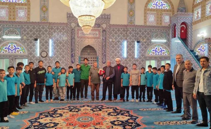 Sarıgöl’de öğrencilerden din görevlilerine çiçekli teşekkür