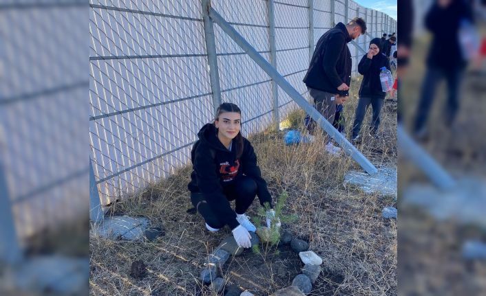 Sarıkamış’ta öğrenciler fidan dikti