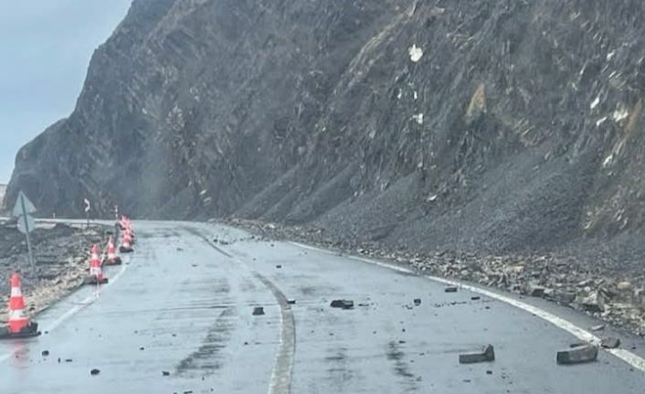 Şarköy’de yamaçtan düşen kayalar tehlike saçıyor