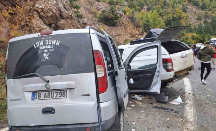 Şavşat’taki zincirleme kazada yaralanan genç hastanede hayatını kaybetti