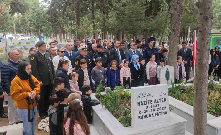 Şehit Neşe öğretmen ve babası mezarı başında anıldı