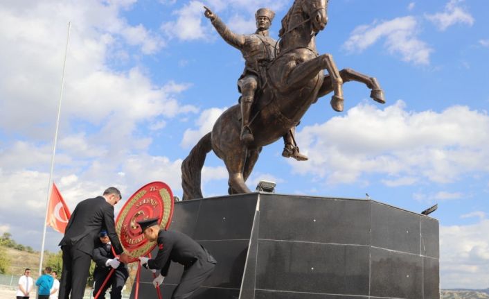 Selendi’de çelenk sunma töreni yapıldı