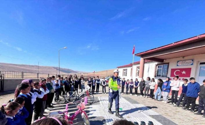 Selim’de öğrencilere trafik eğitimi