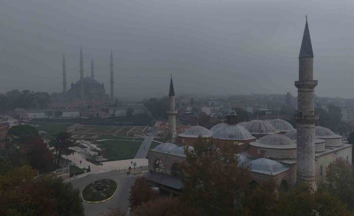 Selimiye Camisi sis bulutları arasında kayboldu