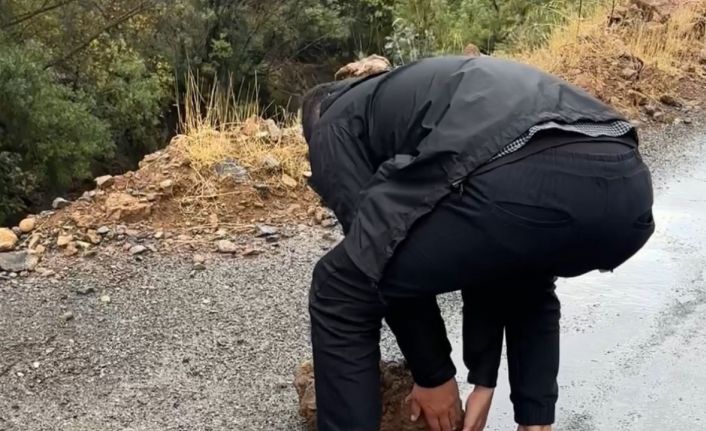 Şemdinli-Derecik karayoluna düşen kaya parçalarını dağcılar temizledi