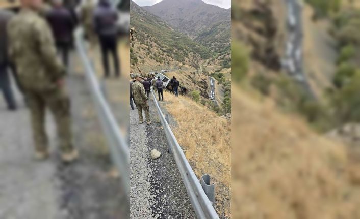 Şemdinli’de uçuruma düşen kamyonu askeri vinç kurtardı