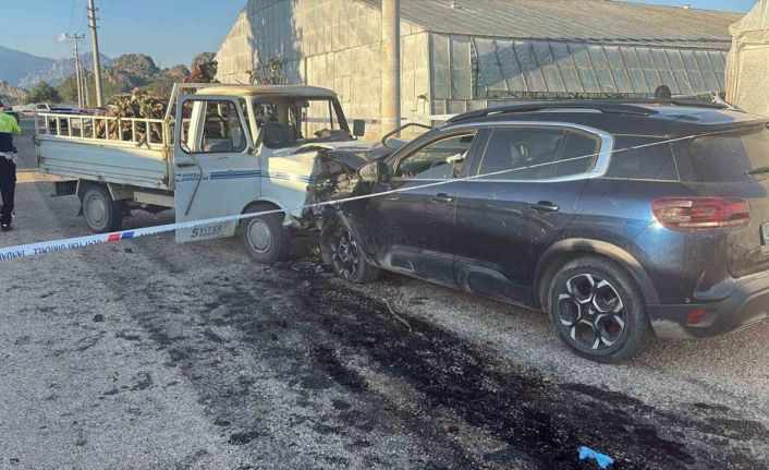Serik’te otomobil ile kamyonet çarpıştı: 3 yaralı
