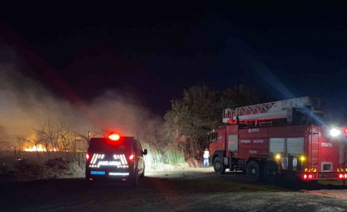 Serik’te yol kenarındaki otluk alanda çıkan yangın korkuttu