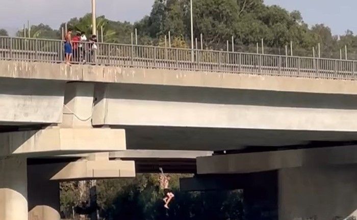 Serinlemek için metrelerce yükseklikten nehre atladılar