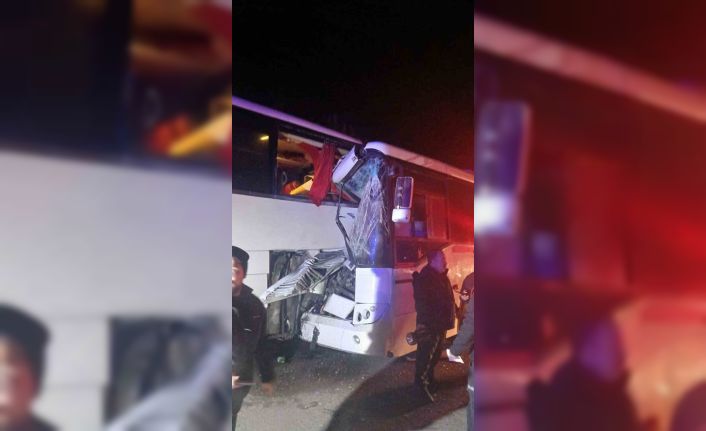 Servis otobüsü yolcu otobüsüne çarptı: 13 yaralı