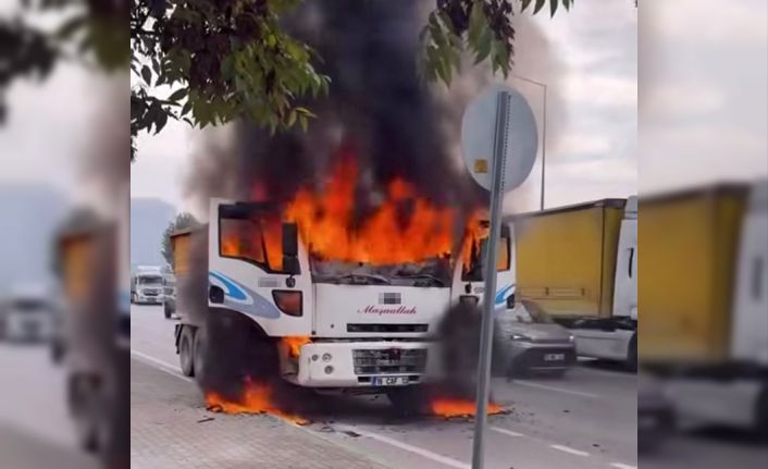 Seyir halindeki kamyon alev alev yandı