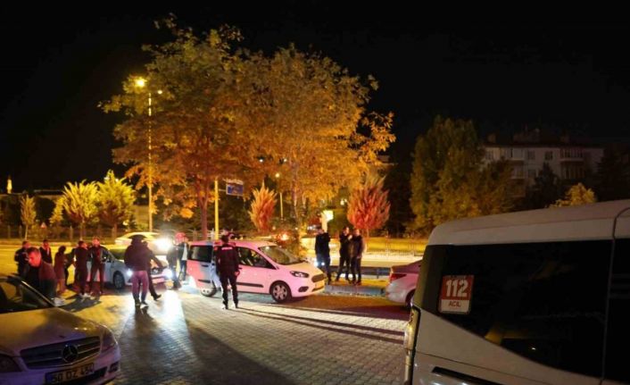 Seyir halindeki kamyonetin kasasından düştü