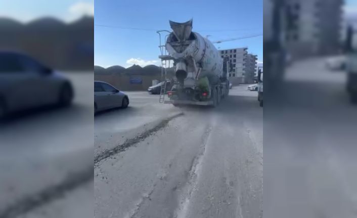 Seyir halindeki mikserin yola beton döktüğü anlar kamerada