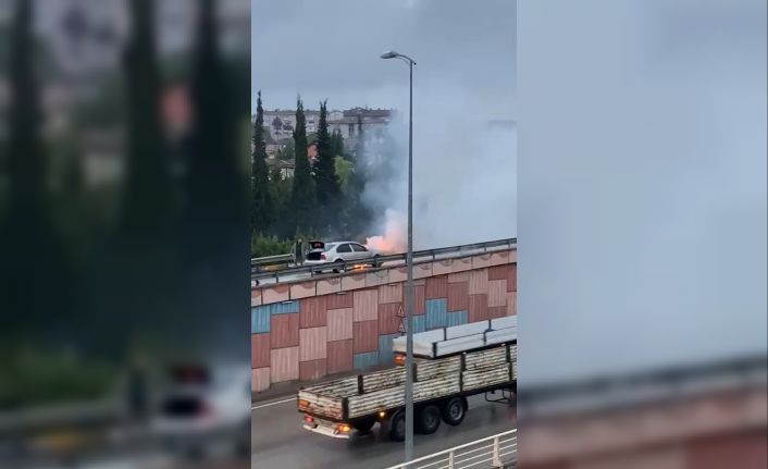 Seyir halindeki otomobilin motor kısmı alev aldı