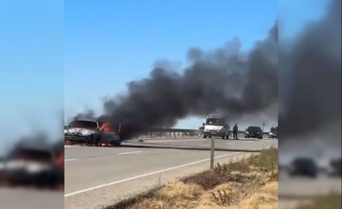 Seyir halindeykeki otomobil alev alev yandı