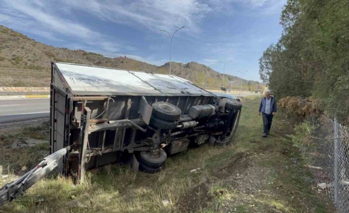Seyir halindeyken direksiyonu kitlenen kamyon şarampole devrildi