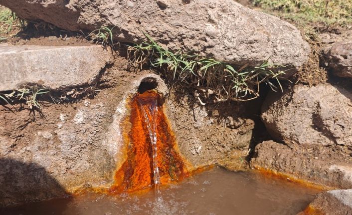 Şifalı suya ulaşmak isteyen vatandaşlar kilometrelerce yol yürüyor