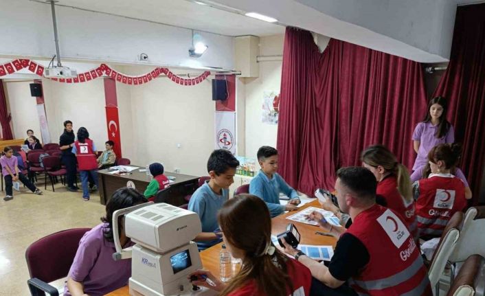 Siirt’te ortaokul öğrencilerine göz sağlığı taraması