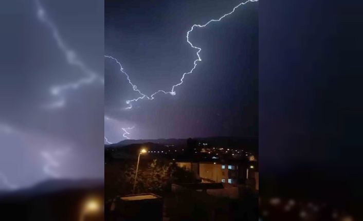 Siirt’te şimşekler geceyi gündüze çevirdi