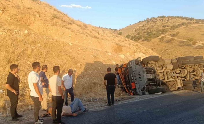 Siirt’te virajı alamayan tır devrildi: 1 yaralı