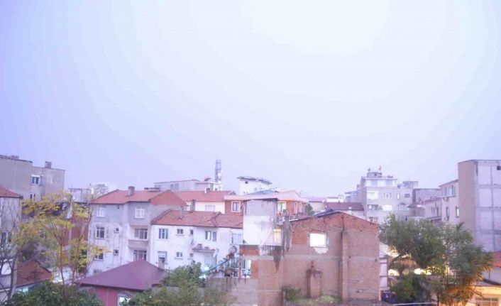 Şimşekler geceyi aydınlattı, ardından yaşanan deprem ise korkuttu