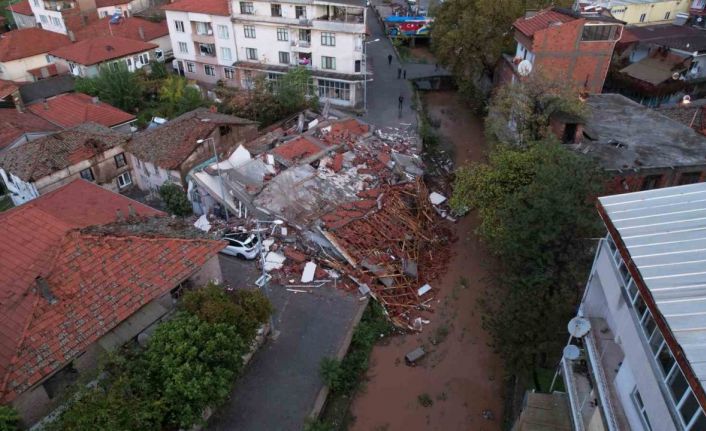 Sındırgı depreminde çöken binalar sabahın ilk ışıklarıyla böyle görüntülendi