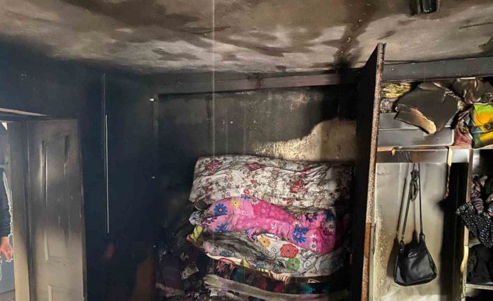 Sındırgı’da çıkan yangında evin büyük bölümü kullanılmaz hale geldi