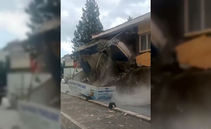 Sındırgı’da depremde hasar gören bina kendiliğinden yıkıldı