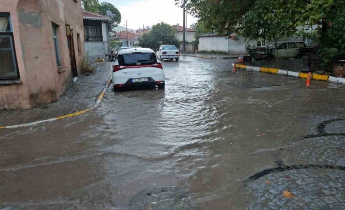 Sındırgı’da sağanak yağış hayatı olumsuz etkiledi