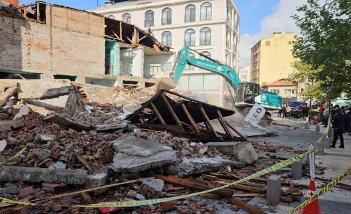 Sındırgı’da yıkılan binaların enkazı kaldırılıyor