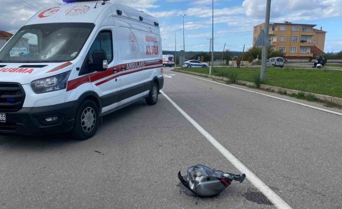 Sinop’ta hafif ticari araç ile iki motosiklet çarpıştı: 2 yaralı