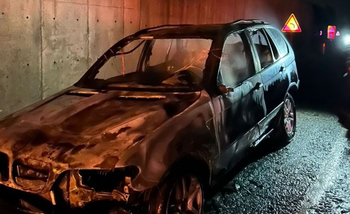 Sinop’ta yabancı plakalı araç küle döndü